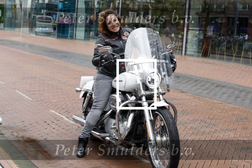 Amstelveen 30 april 2023
Nurlaila bij de musical lunch in schouwburg Amstelveen. Ze kwam mop haar Harley Davidson motor