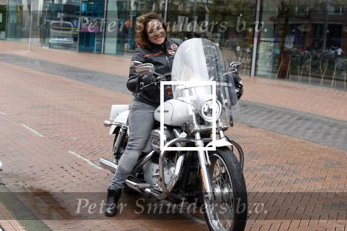 Amstelveen 30 april 2023
Nurlaila bij de musical lunch in schouwburg Amstelveen. Ze kwam mop haar Harley Davidson motor