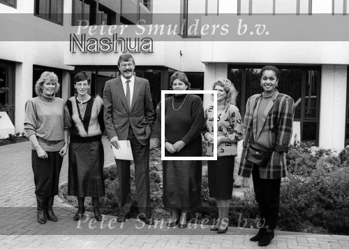 Den Bosch, 28 Oktober 1987
De dames van de Voetbalspelers op bezoek bij sponsor Nashua
Op de foto o.a. Huub v d Boogaart Gilian Kessels Shula Reijxman