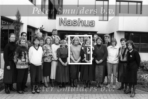 Den Bosch, 28 Oktober 1987
De dames van de Voetbalspelers op bezoek bij sponsor Nashua
Op de foto o.a. Huub v d Boogaart Gilian Kessels Shula Reijxman