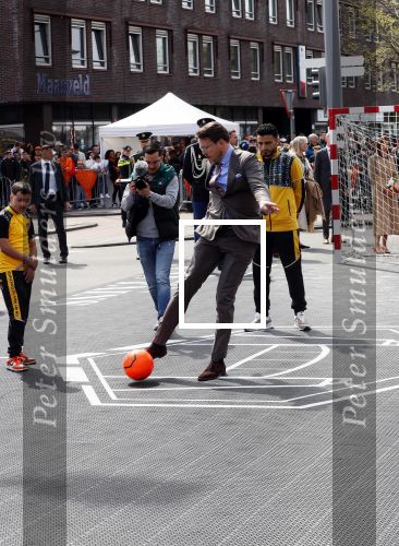 Rotterdam 27 april 2023
Koningsdag 2023 in Rotterdam met aanwezig Koning Willem Alexander, KoninginMaxima ,Prinses Amalia, Prinses Ariane ,Prins Constantijn ,Prinses Laurentien ,Prins Maurits ,Prinses Marilene ,Prins Bernhard ,Prinses Annette ,Prins Floris ,Prinses Aimee ,Prins Pieter Christiaan, en Prinses Anita .
Burgemeester Aboutaleb is de gastheer.  De Royals gaan voetballen bij Touzani