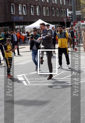 Rotterdam 27 april 2023
Koningsdag 2023 in Rotterdam met aanwezig Koning Willem Alexander, KoninginMaxima ,Prinses Amalia, Prinses Ariane ,Prins Constantijn ,Prinses Laurentien ,Prins Maurits ,Prinses Marilene ,Prins Bernhard ,Prinses Annette ,Prins Floris ,Prinses Aimee ,Prins Pieter Christiaan, en Prinses Anita .
Burgemeester Aboutaleb is de gastheer.  De Royals gaan voetballen bij Touzani