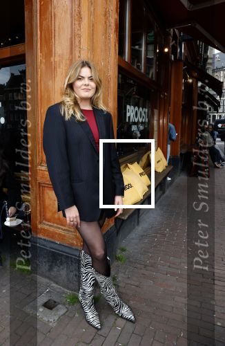 Amsterdam 20 april 2023
Prinses Eloise van Oranje onderweg naar feestje van blad de Linda in een cafe in het centrum van Amsterdam waar een bier gepresenteerd wordt.