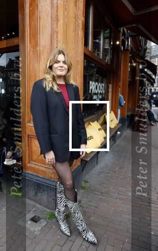 Amsterdam 20 april 2023
Prinses Eloise van Oranje onderweg naar feestje van blad de Linda in een cafe in het centrum van Amsterdam waar een bier gepresenteerd wordt.