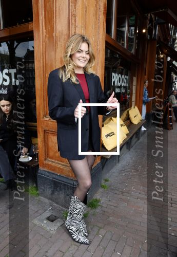 Amsterdam 20 april 2023
Prinses Eloise van Oranje onderweg naar feestje van blad de Linda in een cafe in het centrum van Amsterdam waar een bier gepresenteerd wordt.