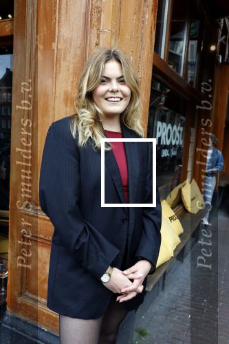 Amsterdam 20 april 2023
Prinses Eloise van Oranje onderweg naar feestje van blad de Linda in een cafe in het centrum van Amsterdam waar een bier gepresenteerd wordt.