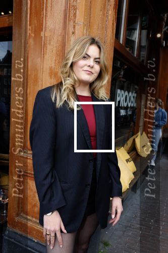 Amsterdam 20 april 2023
Prinses Eloise van Oranje onderweg naar feestje van blad de Linda in een cafe in het centrum van Amsterdam waar een bier gepresenteerd wordt.