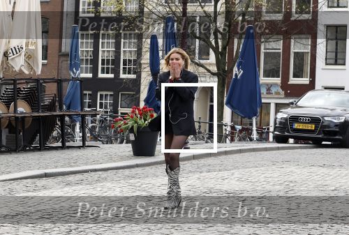 Amsterdam 20 april 2023
Prinses Eloise van Oranje onderweg naar feestje van blad de Linda in een cafe in het centrum van Amsterdam waar een bier gepresenteerd wordt.