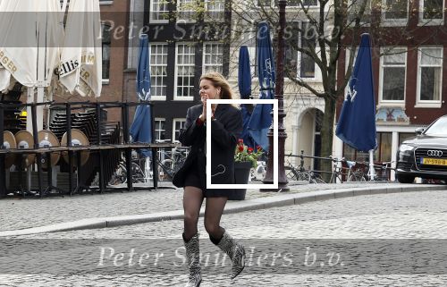 Amsterdam 20 april 2023
Prinses Eloise van Oranje onderweg naar feestje van blad de Linda in een cafe in het centrum van Amsterdam waar een bier gepresenteerd wordt.
