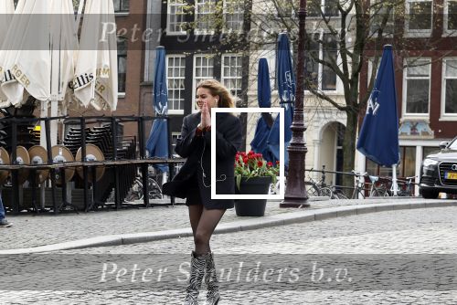 Amsterdam 20 april 2023
Prinses Eloise van Oranje onderweg naar feestje van blad de Linda in een cafe in het centrum van Amsterdam waar een bier gepresenteerd wordt.