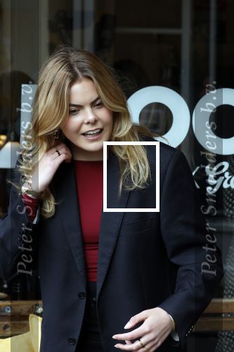 Amsterdam 20 april 2023
Prinses Eloise van Oranje onderweg naar feestje van blad de Linda in een cafe in het centrum van Amsterdam waar een bier gepresenteerd wordt.