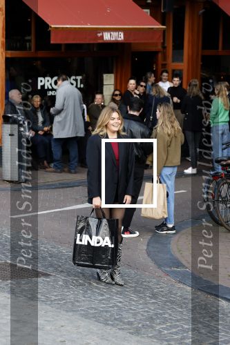 Amsterdam 20 april 2023
Prinses Eloise van Oranje onderweg naar feestje van blad de Linda in een cafe in het centrum van Amsterdam waar een bier gepresenteerd wordt.
