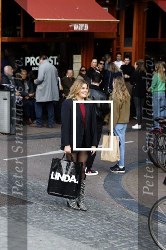 Amsterdam 20 april 2023
Prinses Eloise van Oranje onderweg naar feestje van blad de Linda in een cafe in het centrum van Amsterdam waar een bier gepresenteerd wordt.