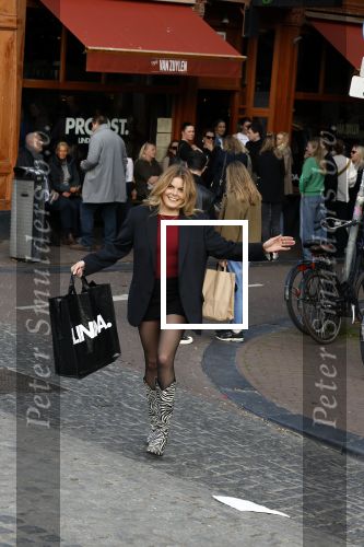 Amsterdam 20 april 2023
Prinses Eloise van Oranje onderweg naar feestje van blad de Linda in een cafe in het centrum van Amsterdam waar een bier gepresenteerd wordt.