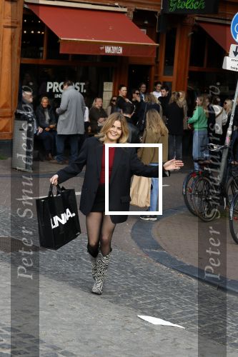 Amsterdam 20 april 2023
Prinses Eloise van Oranje onderweg naar feestje van blad de Linda in een cafe in het centrum van Amsterdam waar een bier gepresenteerd wordt.
