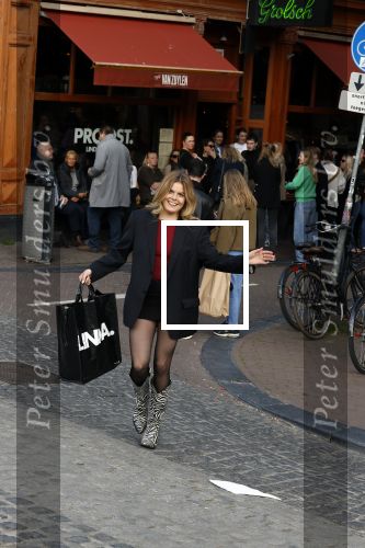 Amsterdam 20 april 2023
Prinses Eloise van Oranje onderweg naar feestje van blad de Linda in een cafe in het centrum van Amsterdam waar een bier gepresenteerd wordt.