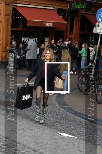 Amsterdam 20 april 2023
Prinses Eloise van Oranje onderweg naar feestje van blad de Linda in een cafe in het centrum van Amsterdam waar een bier gepresenteerd wordt.
