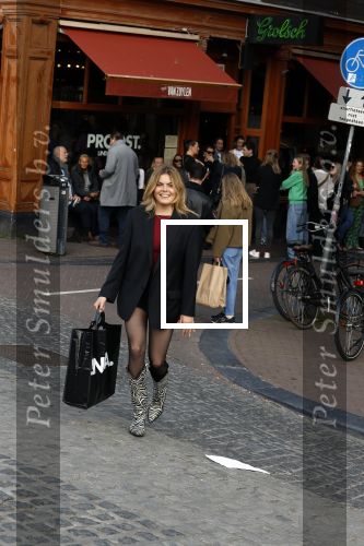 Amsterdam 20 april 2023
Prinses Eloise van Oranje onderweg naar feestje van blad de Linda in een cafe in het centrum van Amsterdam waar een bier gepresenteerd wordt.