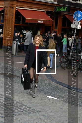 Amsterdam 20 april 2023
Prinses Eloise van Oranje onderweg naar feestje van blad de Linda in een cafe in het centrum van Amsterdam waar een bier gepresenteerd wordt.