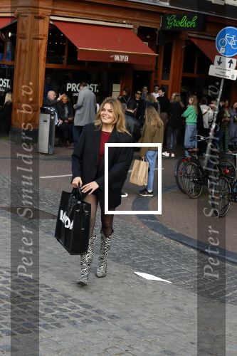 Amsterdam 20 april 2023
Prinses Eloise van Oranje onderweg naar feestje van blad de Linda in een cafe in het centrum van Amsterdam waar een bier gepresenteerd wordt.