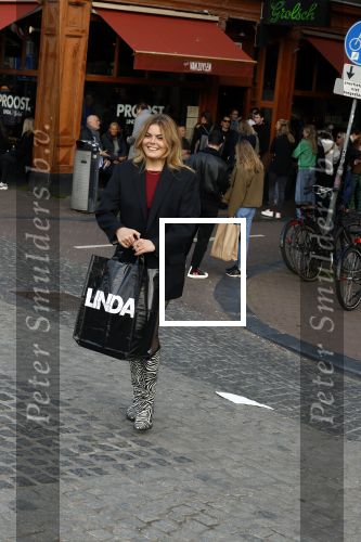 Amsterdam 20 april 2023
Prinses Eloise van Oranje onderweg naar feestje van blad de Linda in een cafe in het centrum van Amsterdam waar een bier gepresenteerd wordt.