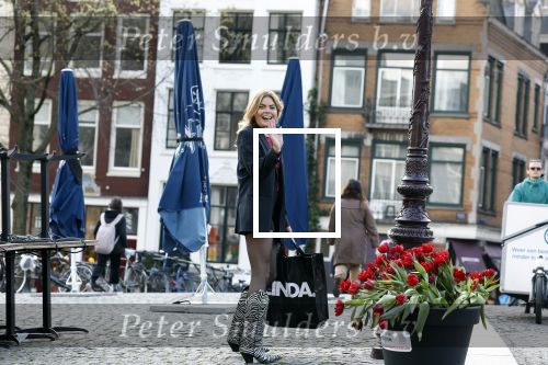Amsterdam 20 april 2023
Prinses Eloise van Oranje onderweg naar feestje van blad de Linda in een cafe in het centrum van Amsterdam waar een bier gepresenteerd wordt.