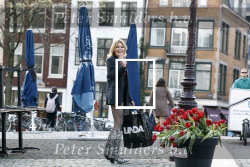 Amsterdam 20 april 2023
Prinses Eloise van Oranje onderweg naar feestje van blad de Linda in een cafe in het centrum van Amsterdam waar een bier gepresenteerd wordt.