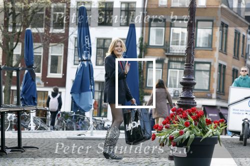 Amsterdam 20 april 2023
Prinses Eloise van Oranje onderweg naar feestje van blad de Linda in een cafe in het centrum van Amsterdam waar een bier gepresenteerd wordt.