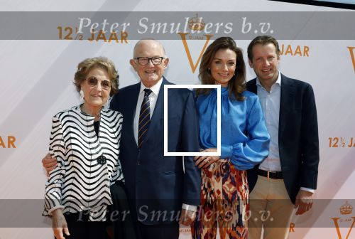 Valkenburg 30 april 2023
12.5 jaar musical soldaat van Oranje .
Prinses Margriet en Mr Pieter v Vollenhoven samen met Prins Floris en Prinses Aimee