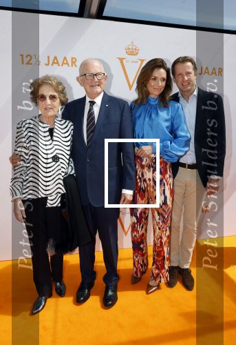 Valkenburg 30 april 2023
12.5 jaar musical soldaat van Oranje .
Prinses Margriet en Mr Pieter v Vollenhoven samen met Prins Floris en Prinses Aimee