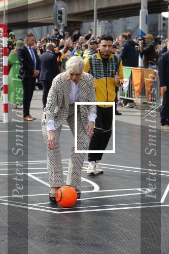 Rotterdam 27 april 2023
Koningsdag 2023 in Rotterdam met aanwezig Koning Willem Alexander, KoninginMaxima ,Prinses Amalia, Prinses Ariane ,Prins Constantijn ,Prinses Laurentien ,Prins Maurits ,Prinses Marilene ,Prins Bernhard ,Prinses Annette ,Prins Floris ,Prinses Aimee ,Prins Pieter Christiaan, en Prinses Anita .
Burgemeester Aboutaleb is de gastheer.  De Royals gaan voetballen bij Touzani