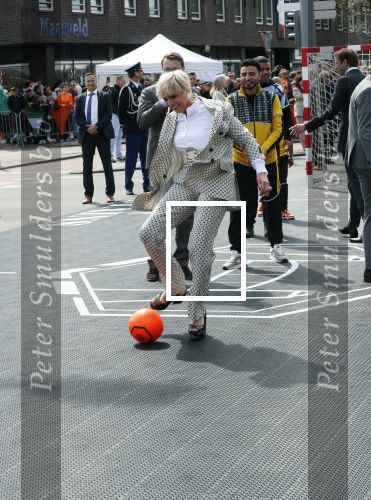 Rotterdam 27 april 2023
Koningsdag 2023 in Rotterdam met aanwezig Koning Willem Alexander, KoninginMaxima ,Prinses Amalia, Prinses Ariane ,Prins Constantijn ,Prinses Laurentien ,Prins Maurits ,Prinses Marilene ,Prins Bernhard ,Prinses Annette ,Prins Floris ,Prinses Aimee ,Prins Pieter Christiaan, en Prinses Anita .
Burgemeester Aboutaleb is de gastheer.  De Royals gaan voetballen bij Touzani