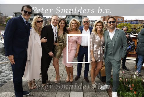 Amsterdam 15 april 2023
Robert Doornbos en Chantal Bles zijn vandaag op een prachtige salonboot getrouwd.
Rene v Dam met zijn vrouw , Sebastiaan v Dam met vrouw Nicolette v dam en man Bas Smit en de broer van Chantal Bles Michael Bles met vriendin