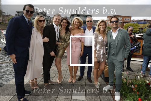 Amsterdam 15 april 2023
Robert Doornbos en Chantal Bles zijn vandaag op een prachtige salonboot getrouwd.
Rene v Dam met zijn vrouw , Sebastiaan v Dam met vrouw Nicolette v dam en man Bas Smit en de broer van Chantal Bles Michael Bles met vriendin
