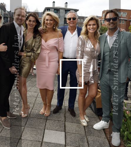 Amsterdam 15 april 2023
Robert Doornbos en Chantal Bles zijn vandaag op een prachtige salonboot getrouwd.
Rene v Dam met zijn vrouw , Sebastiaan v Dam met vrouw Nicolette v dam en man Bas Smit en de broer van Chantal Bles Michael Bles met vriendin