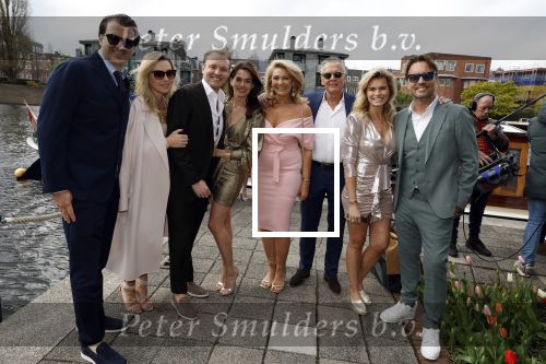 Amsterdam 15 april 2023
Robert Doornbos en Chantal Bles zijn vandaag op een prachtige salonboot getrouwd.
Rene v Dam met zijn vrouw , Sebastiaan v Dam met vrouw Nicolette v dam en man Bas Smit en de broer van Chantal Bles Michael Bles met vriendin