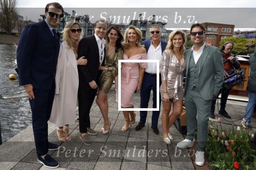 Amsterdam 15 april 2023
Robert Doornbos en Chantal Bles zijn vandaag op een prachtige salonboot getrouwd.
Rene v Dam met zijn vrouw , Sebastiaan v Dam met vrouw Nicolette v dam en man Bas Smit en de broer van Chantal Bles Michael Bles met vriendin