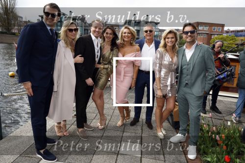 Amsterdam 15 april 2023
Robert Doornbos en Chantal Bles zijn vandaag op een prachtige salonboot getrouwd.
Rene v Dam met zijn vrouw , Sebastiaan v Dam met vrouw Nicolette v dam en man Bas Smit en de broer van Chantal Bles Michael Bles met vriendin