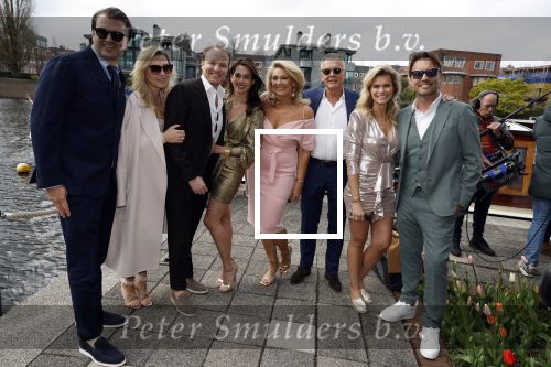 Amsterdam 15 april 2023
Robert Doornbos en Chantal Bles zijn vandaag op een prachtige salonboot getrouwd.
Rene v Dam met zijn vrouw , Sebastiaan v Dam met vrouw Nicolette v dam en man Bas Smit en de broer van Chantal Bles Michael Bles met vriendin