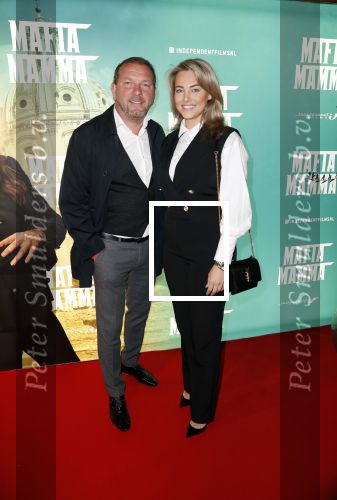 Amsterdam 17 april 2023
Premiere Mafia mama in pathe Arena.
Robert Leroy met vriendin Jamie