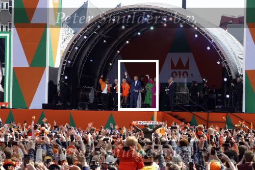 Rotterdam 27 april 2023
Koningsdag 2023 in Rotterdam met aanwezig Koning Willem Alexander, KoninginMaxima ,Prinses Amalia, Prinses Ariane ,Prins Constantijn ,Prinses Laurentien ,Prins Maurits ,Prinses Marilene ,Prins Bernhard ,Prinses Annette ,Prins Floris ,Prinses Aimee ,Prins Pieter Christiaan, en Prinses Anita .
Burgemeester Aboutaleb is de gastheer. Optreden van Lee Towers Davina Michelle en Ronnie Flex.