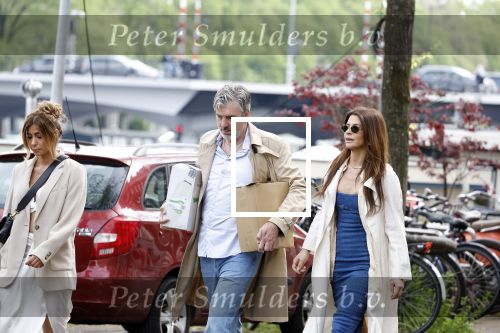 Amsterdam 5 en 6 mei 2023
Ruud de Wild en Olcay Gulsen zijn hun huis aan het verbouwen en zijn nog opnames aan het maken voor hun documentaire. Ook zus Dolshe Gulsen is erbij.