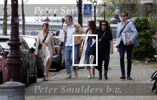 Amsterdam 5 en 6 mei 2023
Ruud de Wild en Olcay Gulsen zijn hun huis aan het verbouwen en zijn nog opnames aan het maken voor hun documentaire. Ook zus Dolshe Gulsen is erbij.
