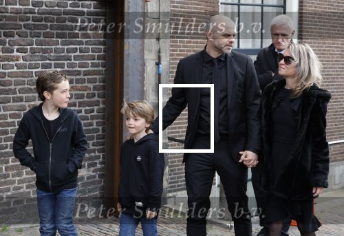 Amsterdam 15 april 2023
Herdenkingstdienst vooraf aan de begrafenis van Huub Oosterhuis in de Westertoren . Daarna gingen ze met de boot naar begraafplaats Zorgvlied. Sander v Eeden met vrouw en kinderen . Sander is de ex man van Trijntje