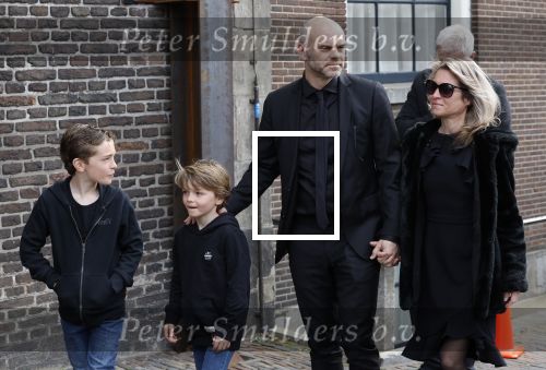 Amsterdam 15 april 2023
Herdenkingstdienst vooraf aan de begrafenis van Huub Oosterhuis in de Westertoren . Daarna gingen ze met de boot naar begraafplaats Zorgvlied. Sander v Eeden met vrouw en kinderen . Sander is de ex man van Trijntje