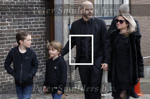 Amsterdam 15 april 2023
Herdenkingstdienst vooraf aan de begrafenis van Huub Oosterhuis in de Westertoren . Daarna gingen ze met de boot naar begraafplaats Zorgvlied. Sander v Eeden met vrouw en kinderen . Sander is de ex man van Trijntje