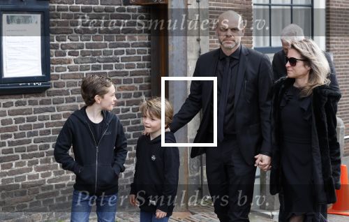 Amsterdam 15 april 2023
Herdenkingstdienst vooraf aan de begrafenis van Huub Oosterhuis in de Westertoren . Daarna gingen ze met de boot naar begraafplaats Zorgvlied. Sander v Eeden met vrouw en kinderen . Sander is de ex man van Trijntje
