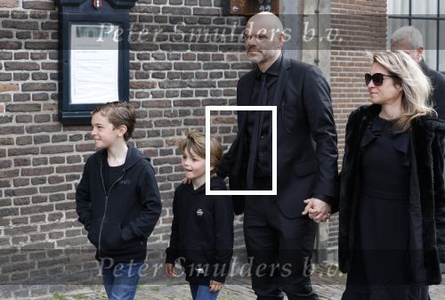 Amsterdam 15 april 2023
Herdenkingstdienst vooraf aan de begrafenis van Huub Oosterhuis in de Westertoren . Daarna gingen ze met de boot naar begraafplaats Zorgvlied. Sander v Eeden met vrouw en kinderen . Sander is de ex man van Trijntje
