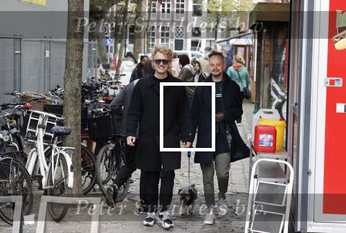 Amsterdam 15 april2023
Sebas v d Sangen  (partner Jeangu Macrooy) met een kennis op straat in het centrum van Amsterdam.
