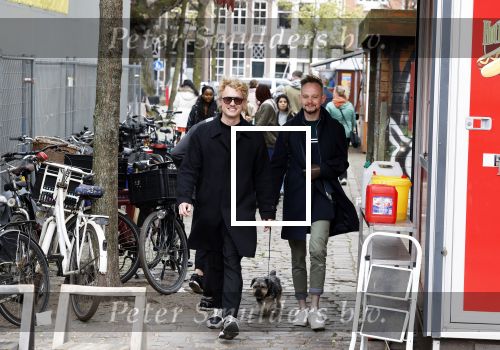 Amsterdam 15 april2023
Sebas v d Sangen  (partner Jeangu Macrooy) met een kennis op straat in het centrum van Amsterdam.
